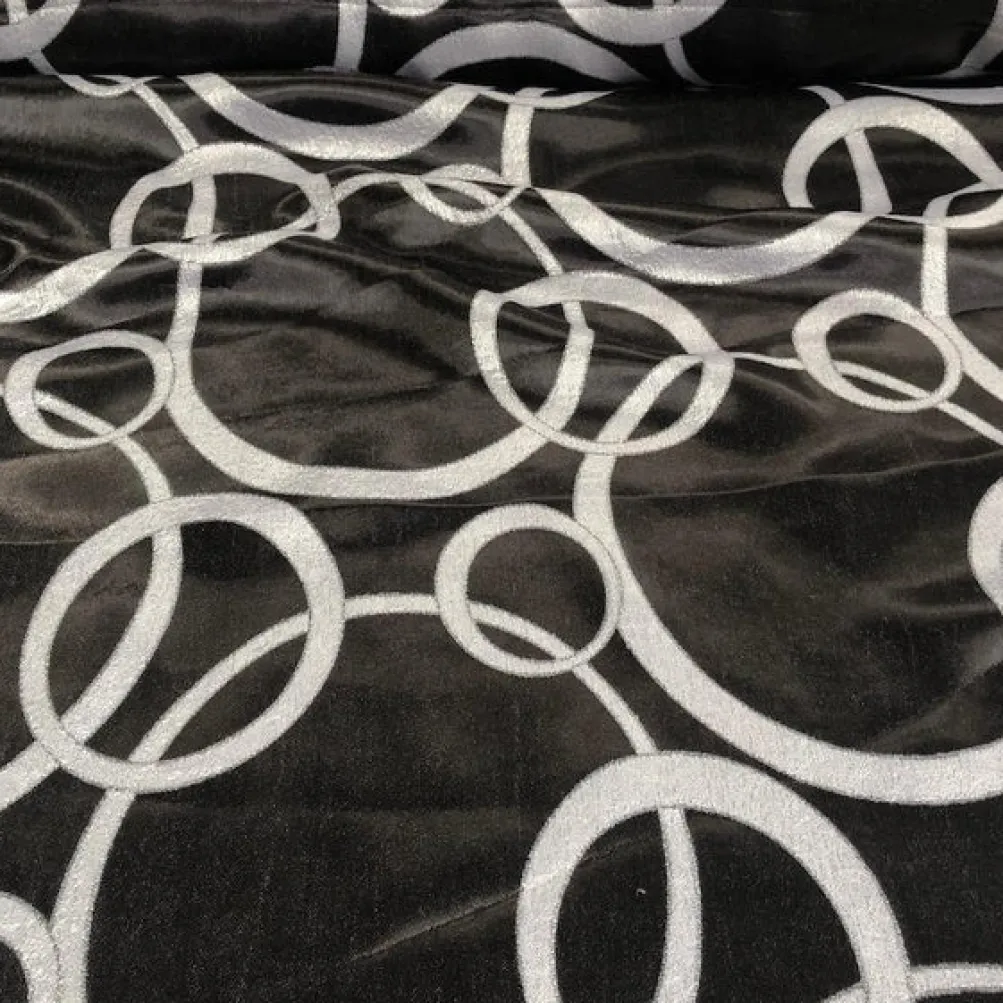 Cirque Jacquard (Reversible) Table Linen in Black
