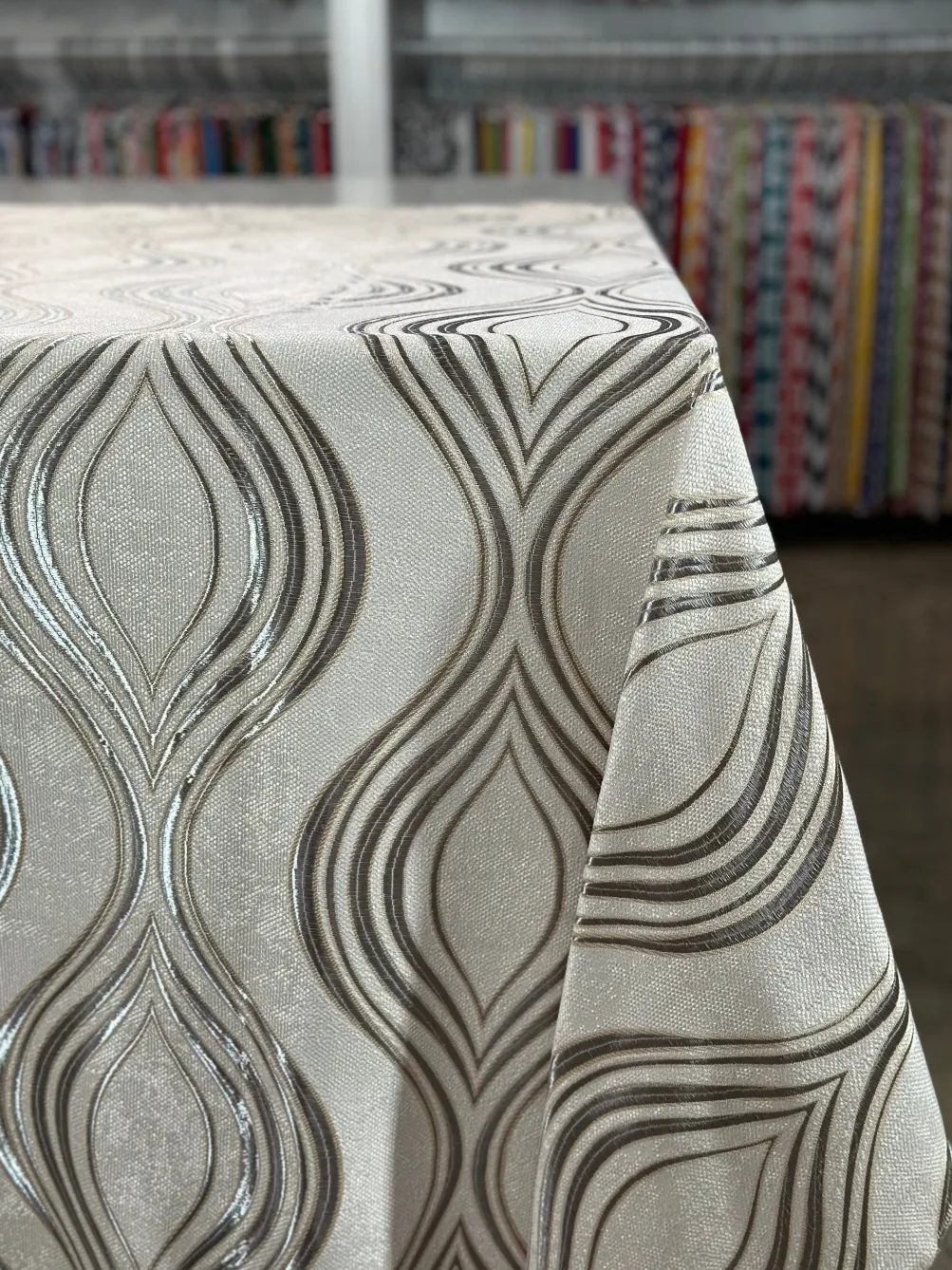 Eclipse Jacquard (Reversible) Table Linen in Silver