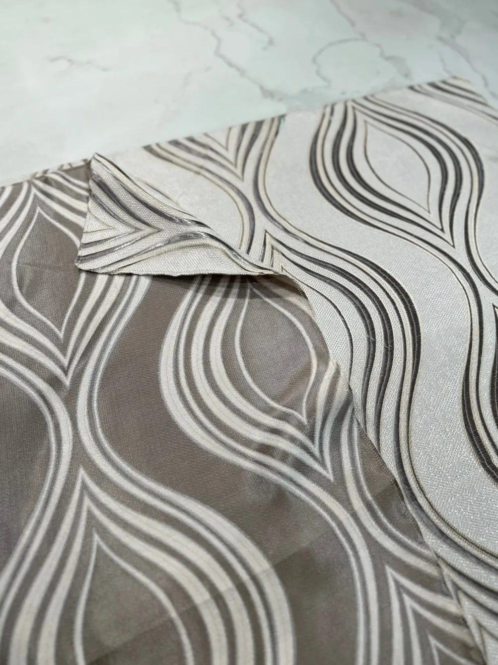 Eclipse Jacquard (Reversible) Table Linen in Silver