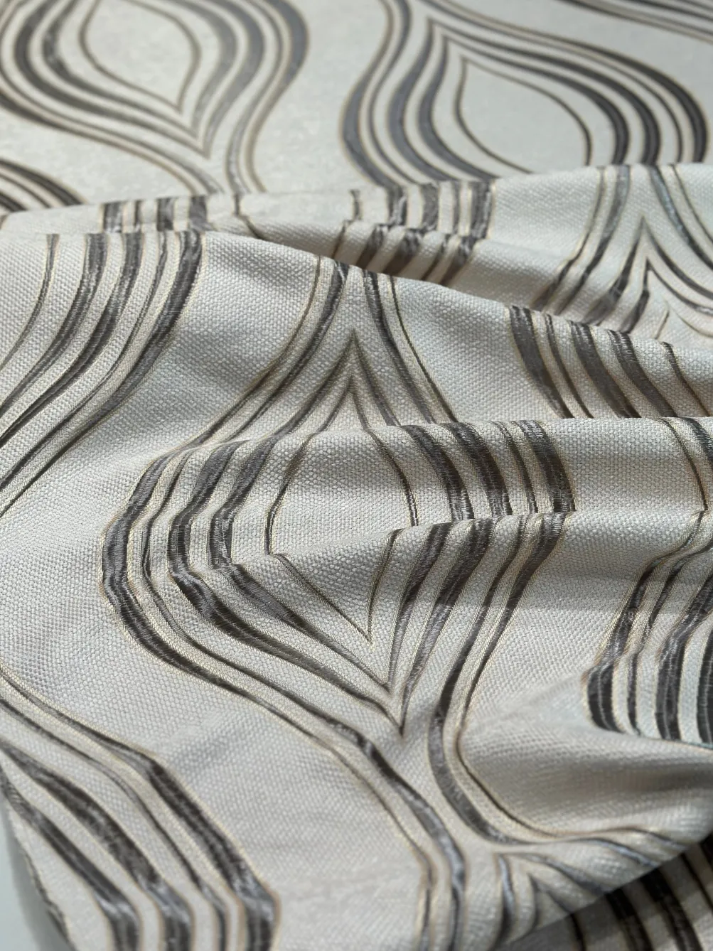 Eclipse Jacquard (Reversible) Table Linen in Silver