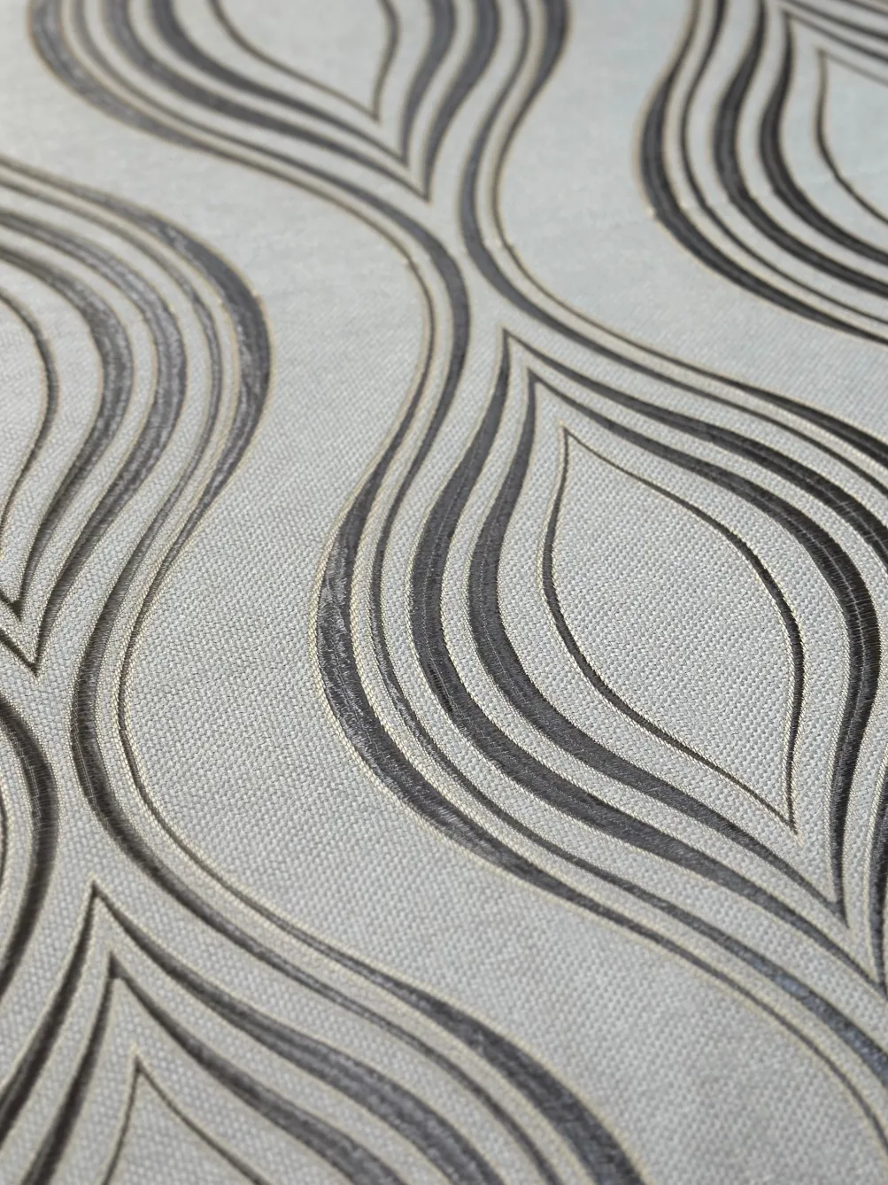 Eclipse Jacquard (Reversible) Table Linen in Silver