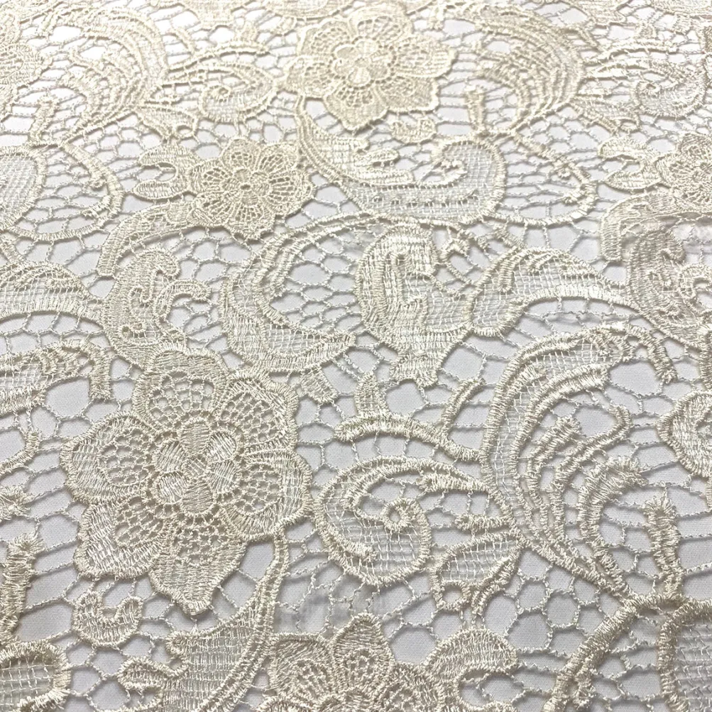 English Lace Table Runner in Ivory
