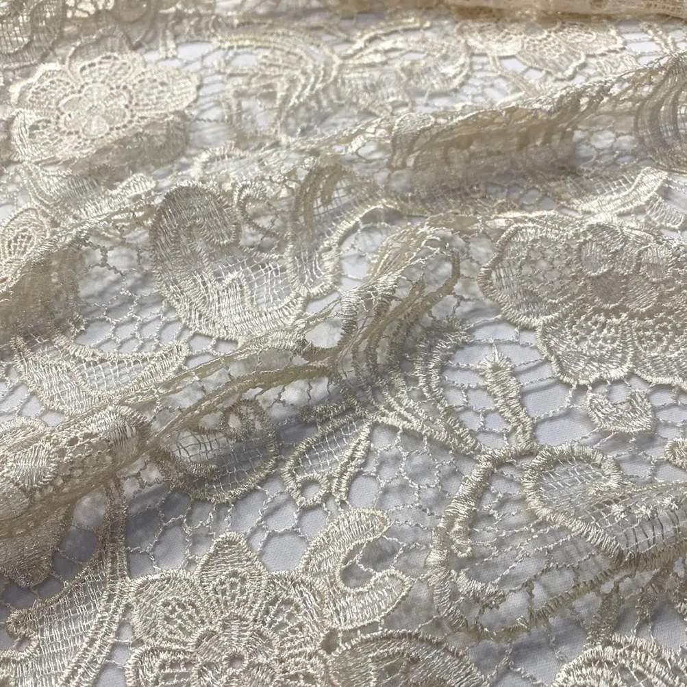 English Lace Table Runner in Ivory