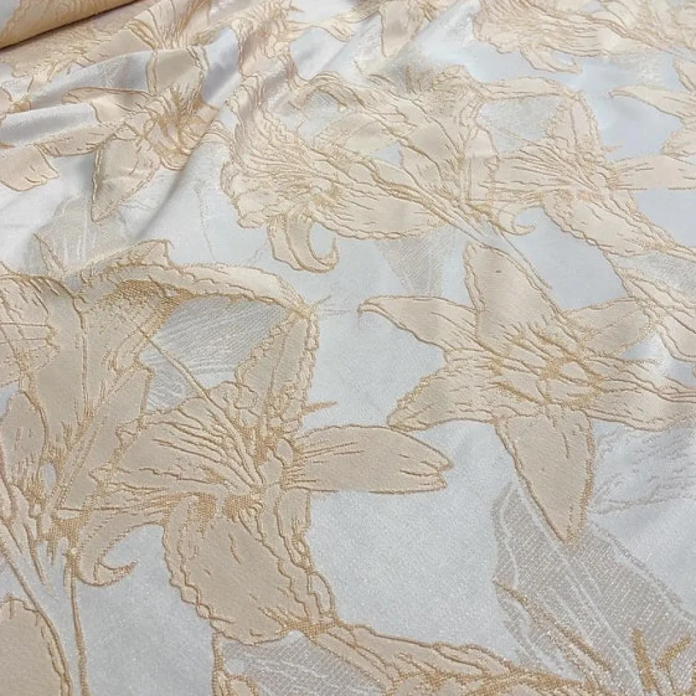 Floral Reef Jacquard Table Runner in Champagne