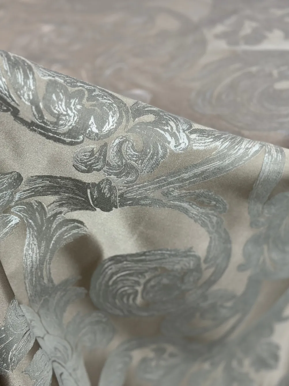 Florence Jacquard Table Linen in Silver
