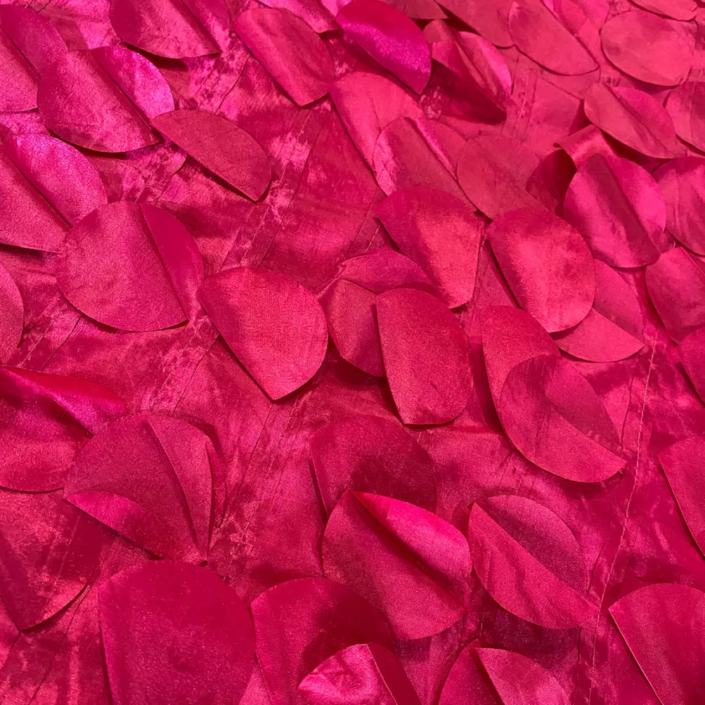Funzie (Circle Hanging) Taffeta Table Linen in Fuchsia
