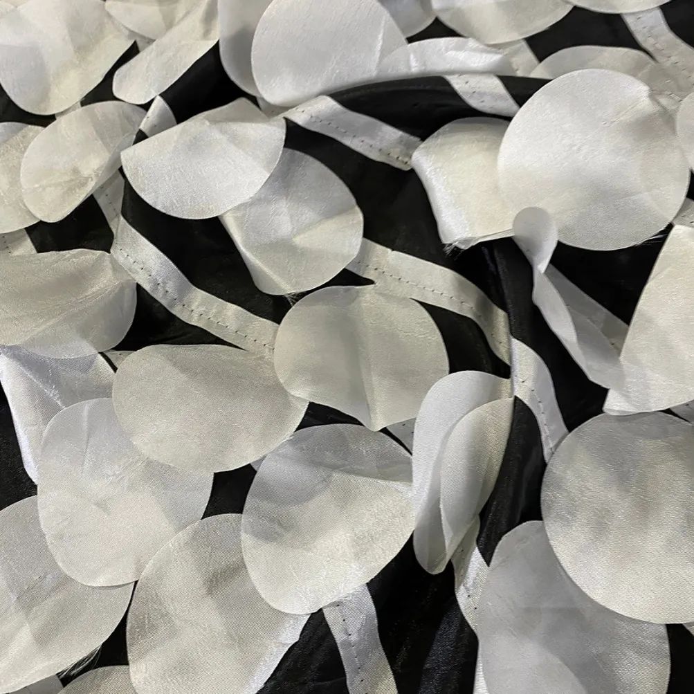 Funzie (Circle Hanging) Taffeta Table Runner in White and Black
