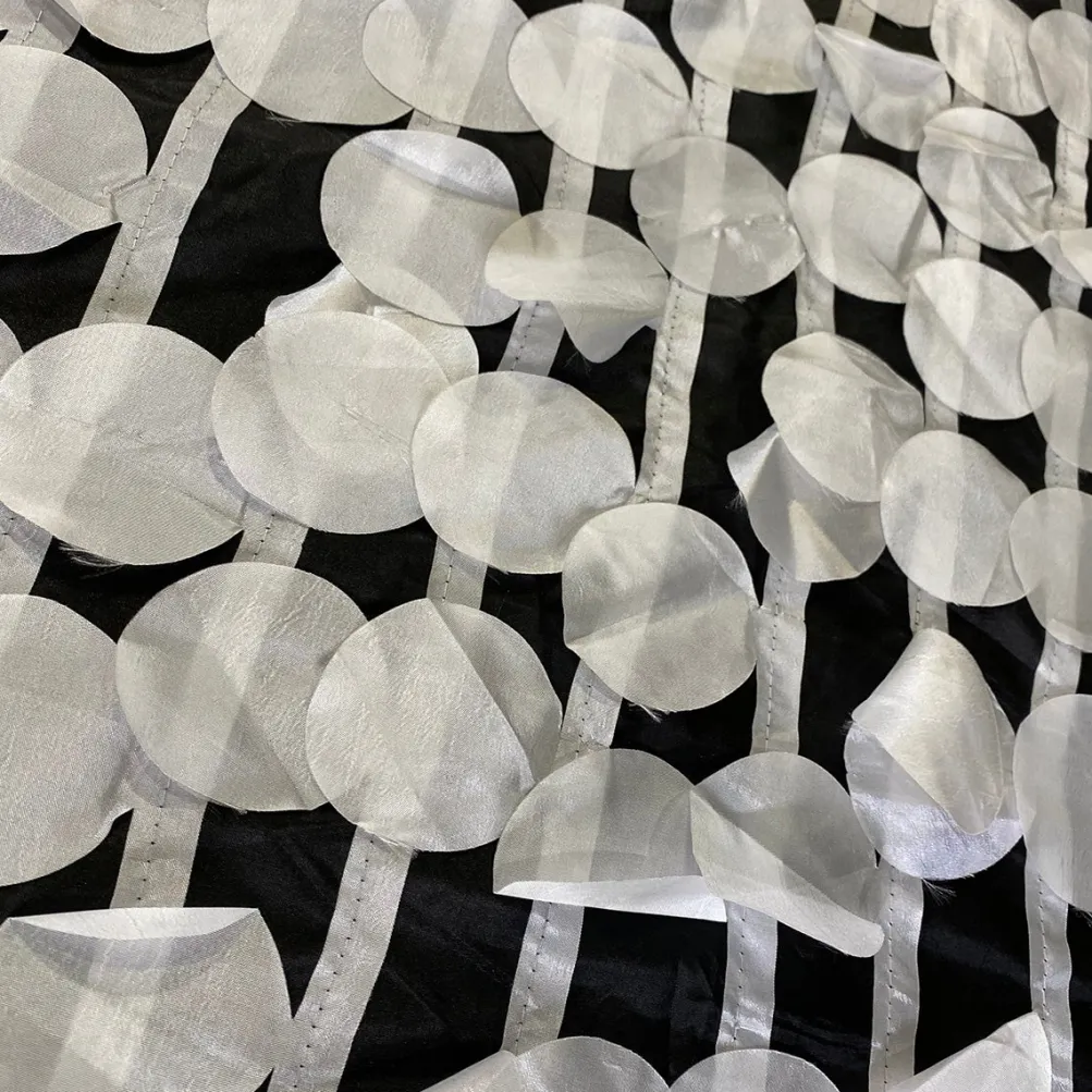 Funzie (Circle Hanging) Taffeta Table Runner in White and Black