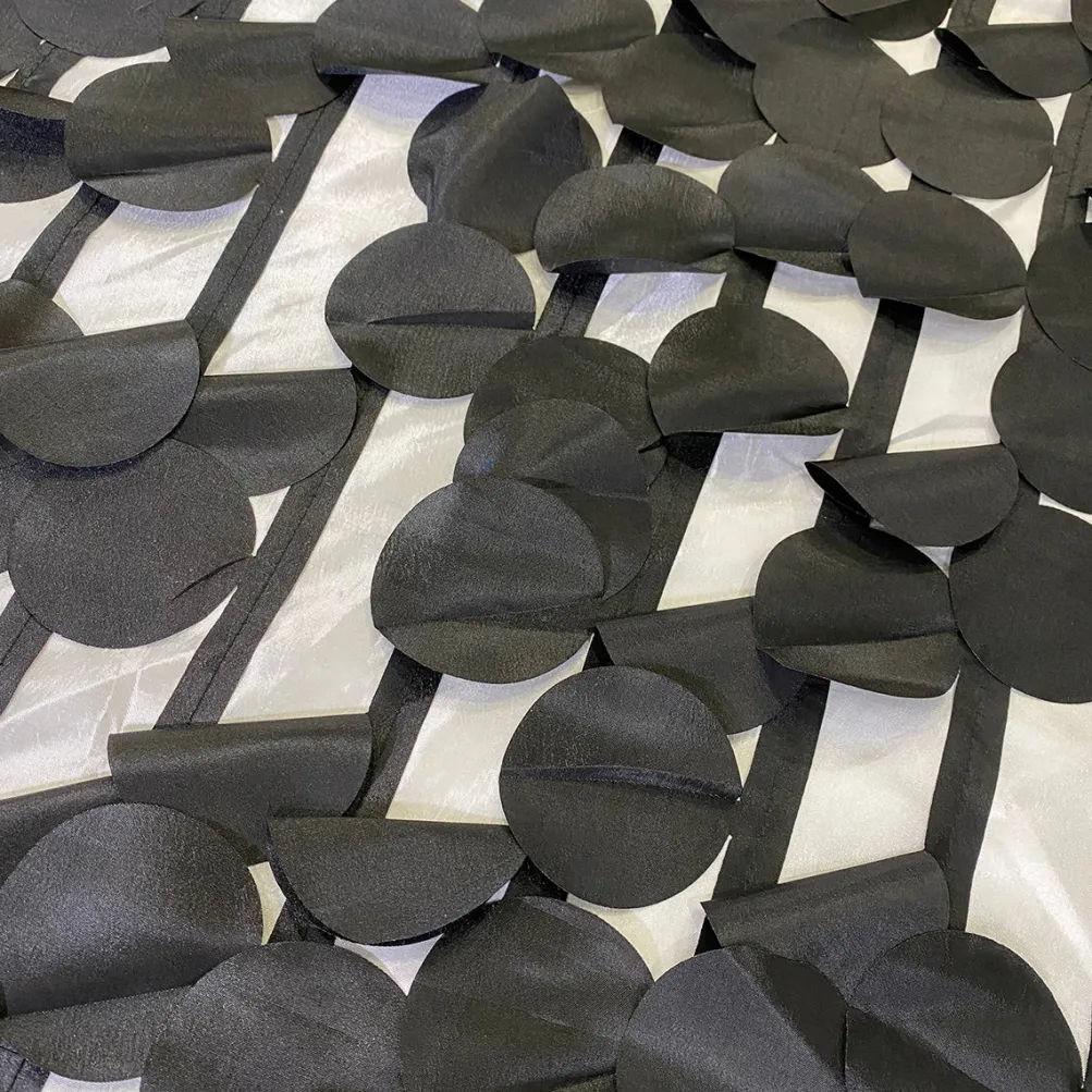 Funzie (Circle Hanging) Taffeta Table Linen in Black and White