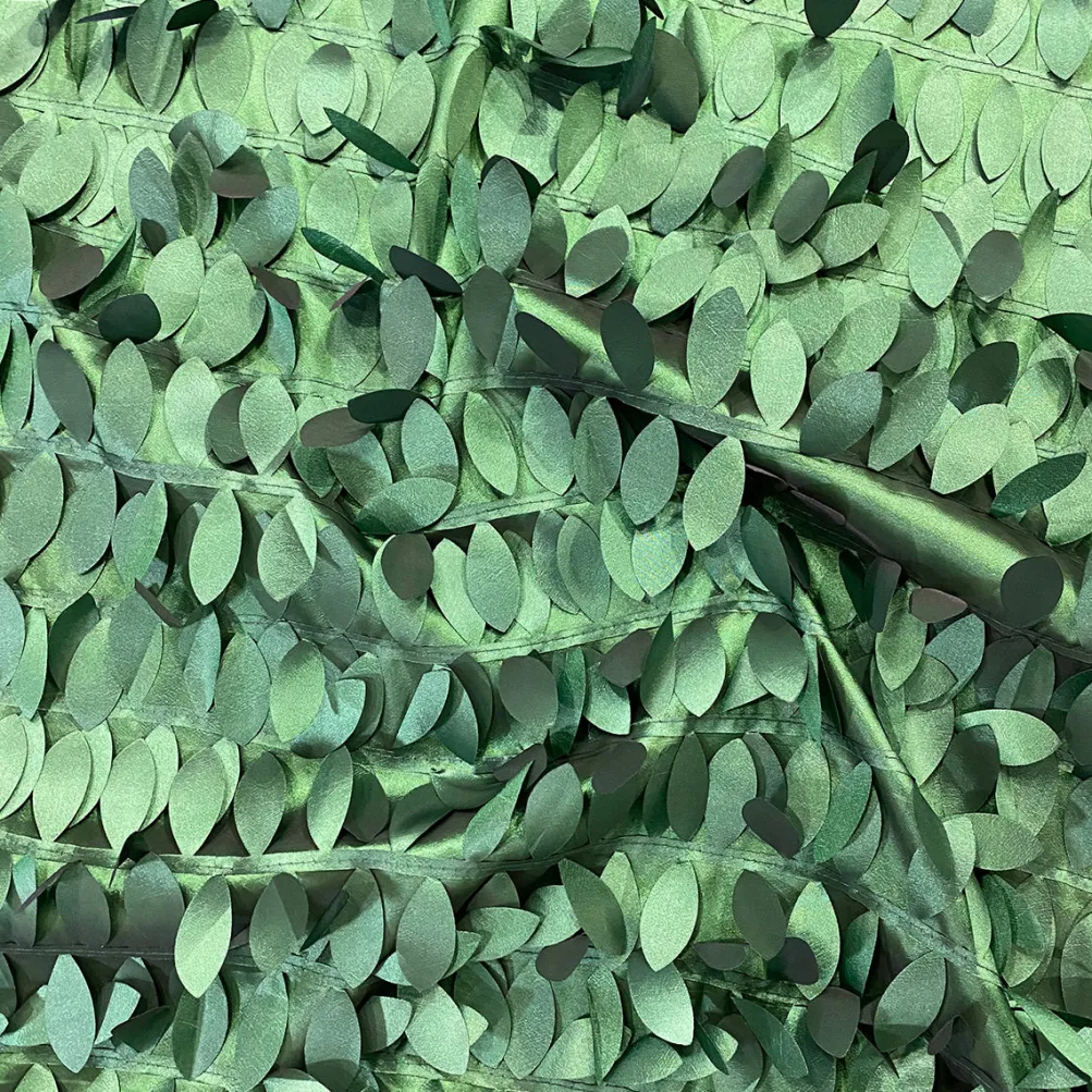 Leaf Hanging Taffeta Table Linen in Hunter Green