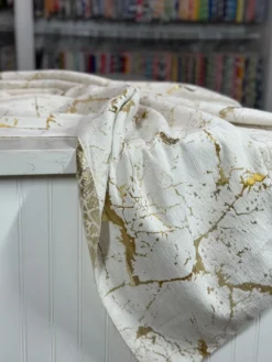 Marble Jacquard Table Linen in Gold