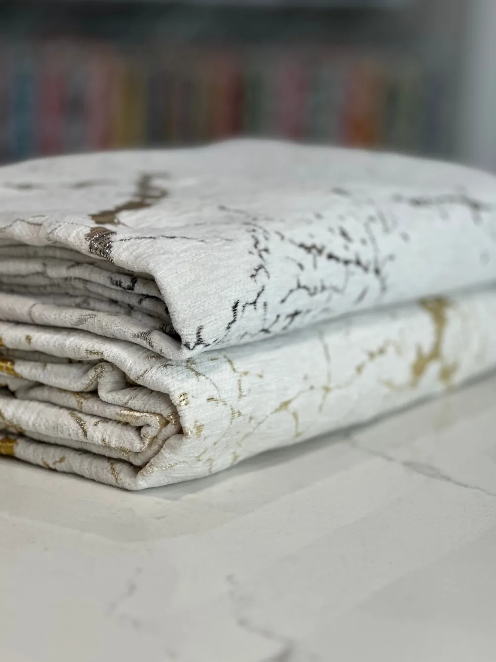 Marble Jacquard Table Linen in Silver