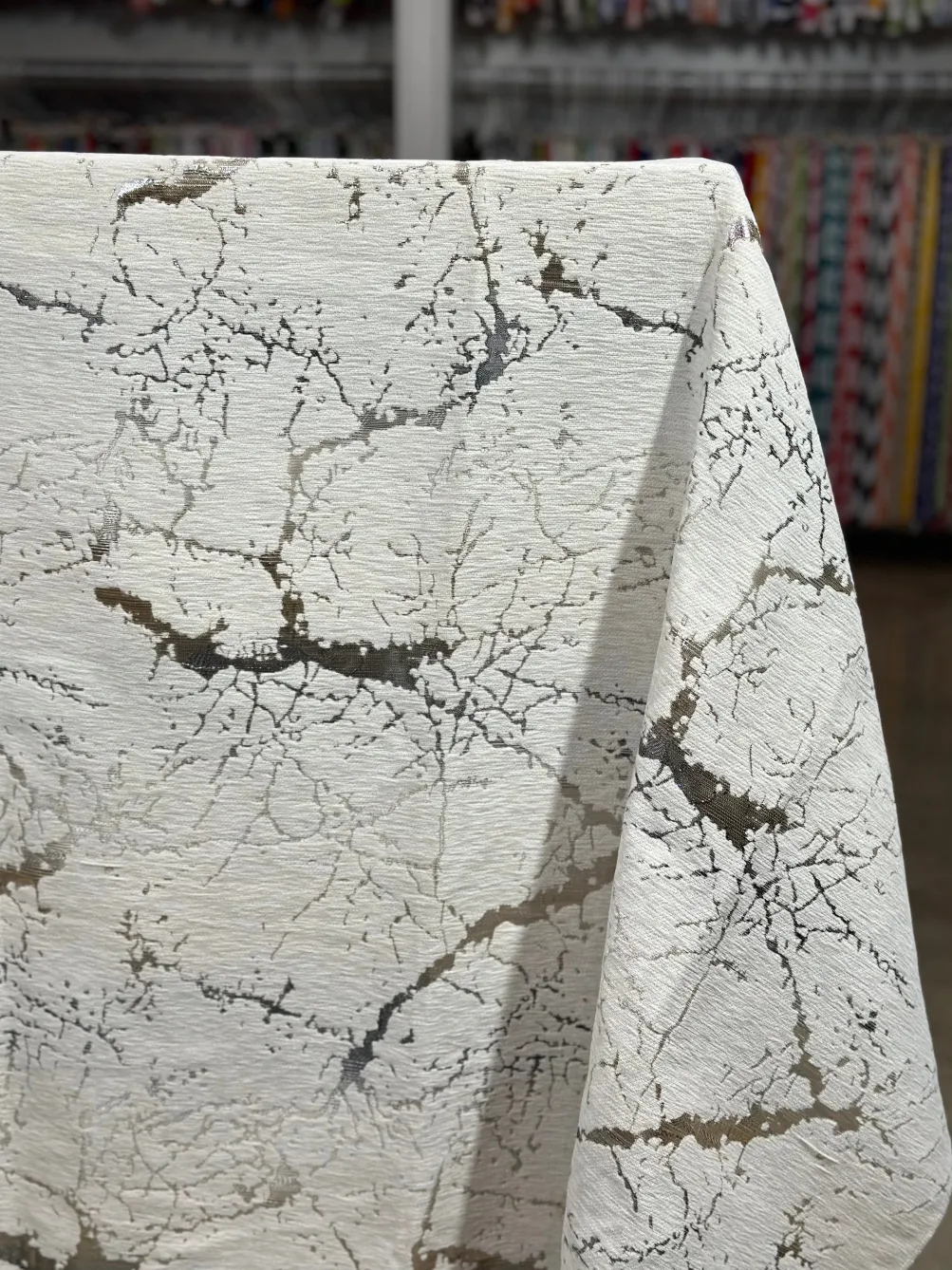 Marble Jacquard Table Linen in Silver