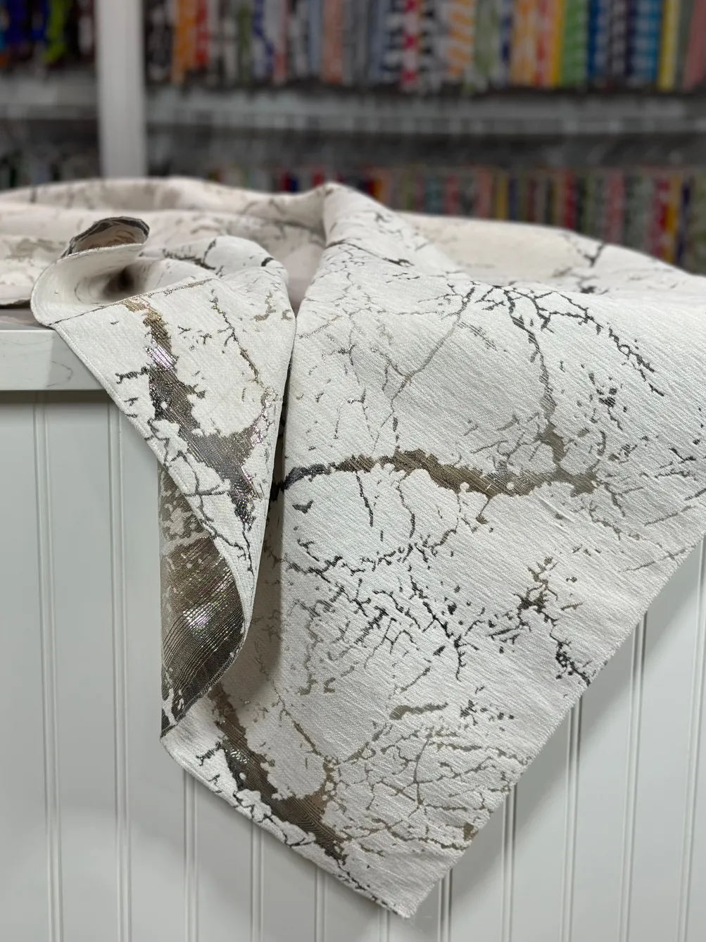 Marble Jacquard Table Linen in Silver