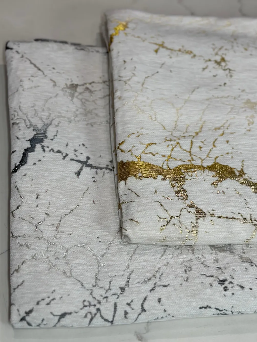 Marble Jacquard Table Linen in Silver