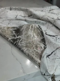 Marble Jacquard Table Linen in Silver