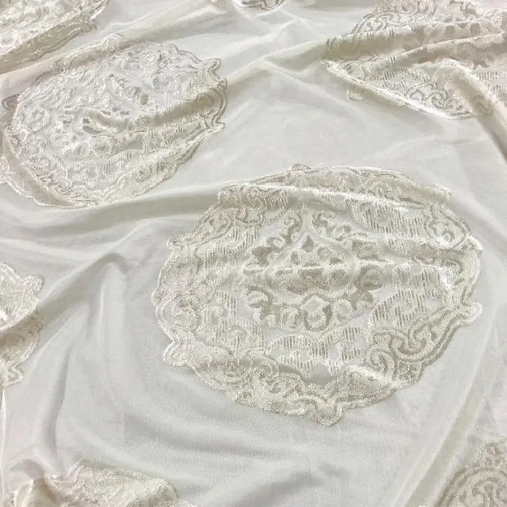 Medallion Jacquard Sheer Table Runner in Ivory