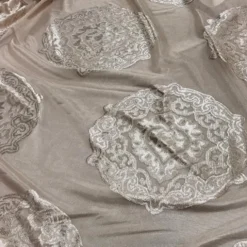 Medallion Jacquard Sheer Table Runner in Champagne