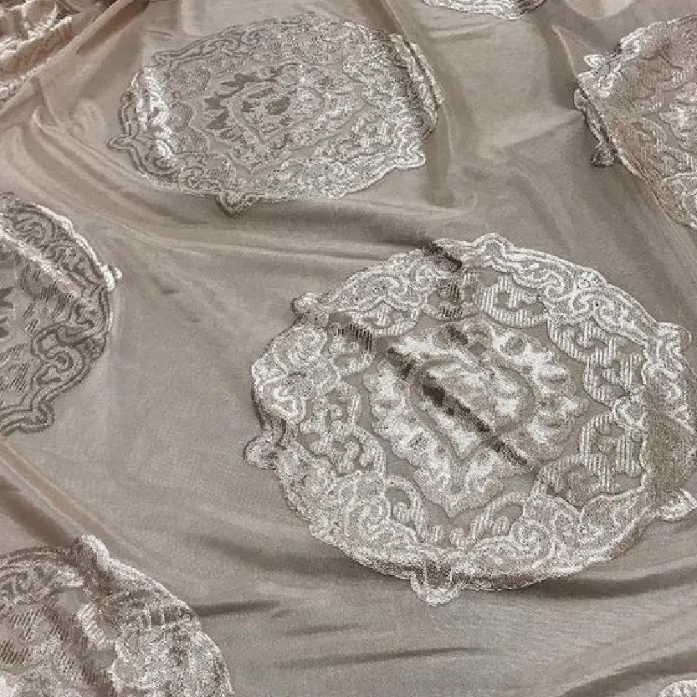 Medallion Jacquard Sheer Table Runner in Champagne