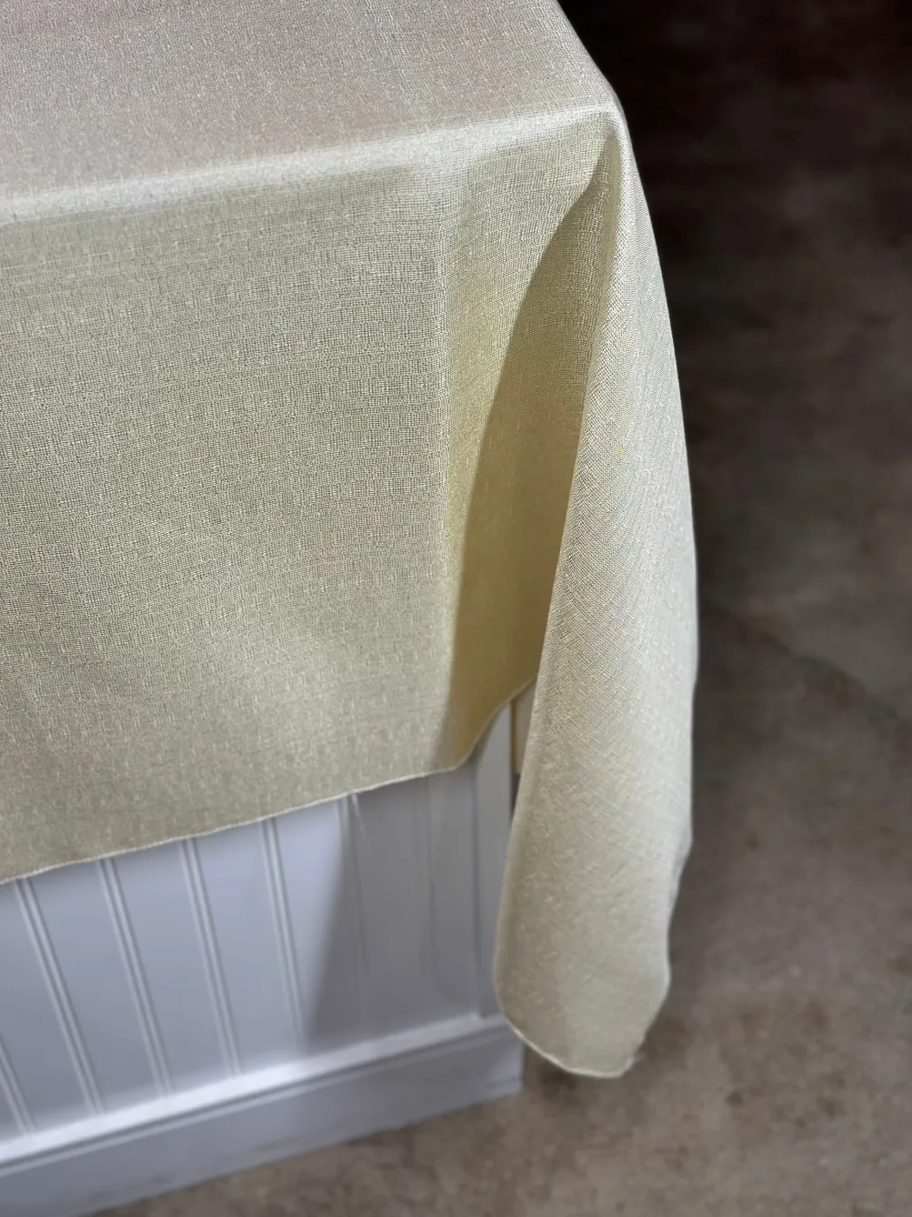Metallic Burlap Table Linen in Ivory/Silver