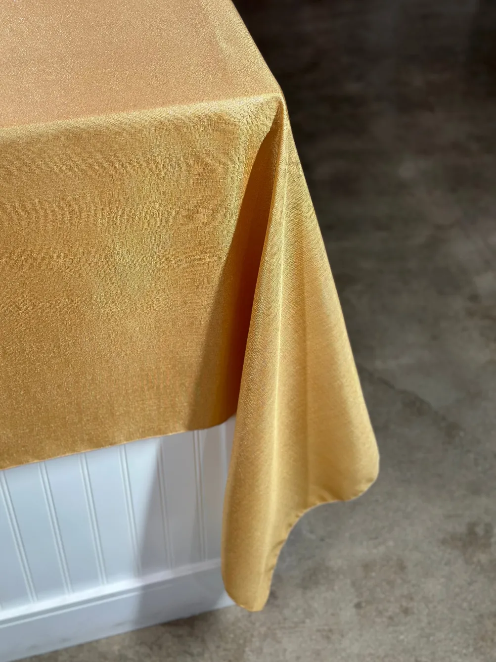 Metallic Burlap Table Linen in Gold/Silver