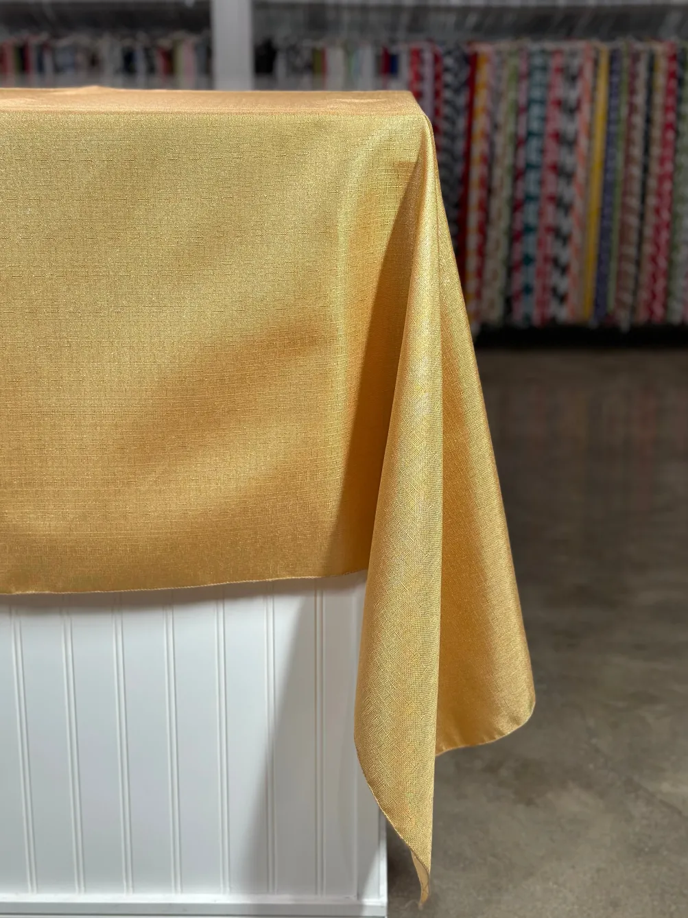 Metallic Burlap Table Linen in Gold/Silver