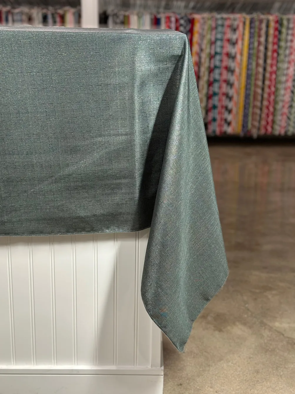 Metallic Burlap Table Linen in Gray/Silver