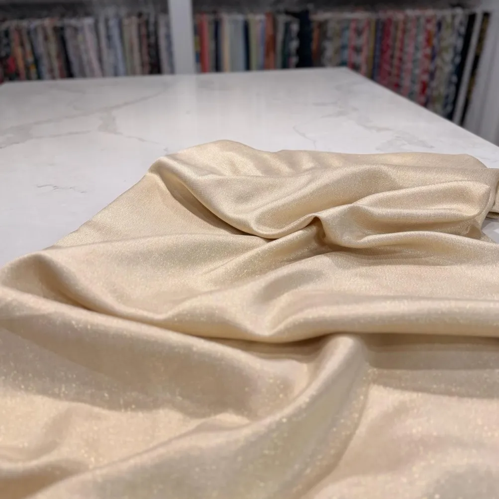 Metallic Burlap Table Runner in Beige/Gold
