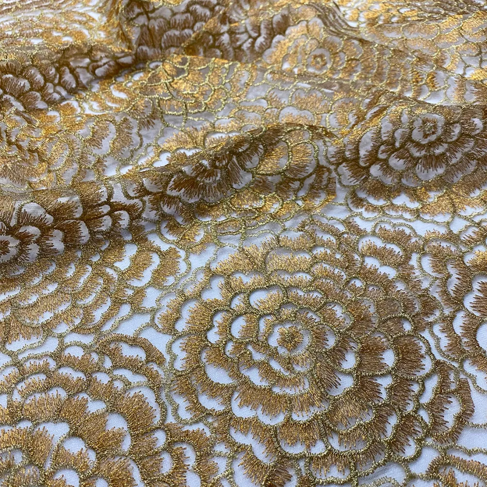Metallic Rose Table Runner in DK Gold