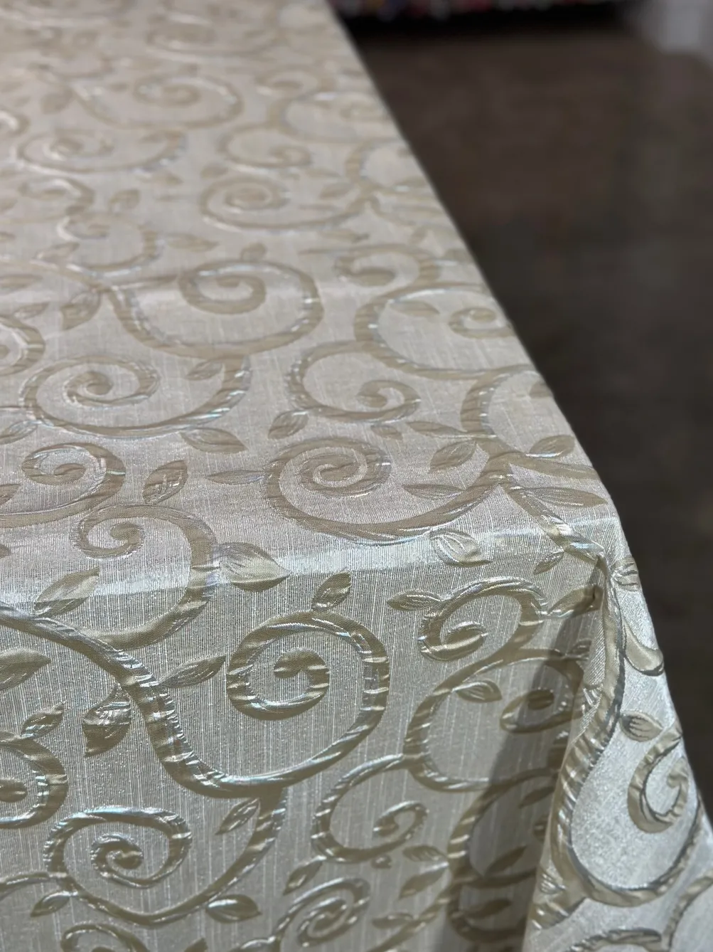 Tuscany Jacquard (Reversible) Table Linen in Champagne and Gold